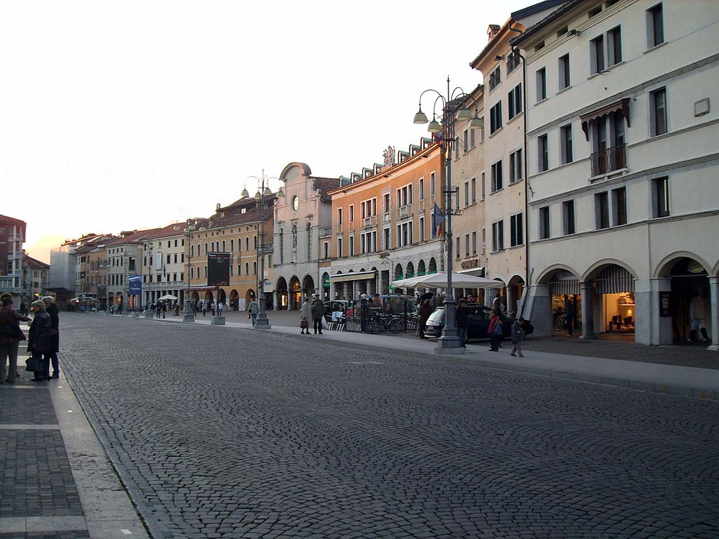 Belluno – Piazza dei Martiri – Grazie Italia – Business a tavola – Claudio Messina