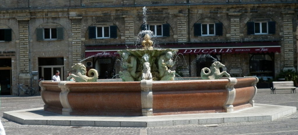 Pesaro - Piazza del Popolo - Grazie Italia - Claudio Messina - Business a tavola