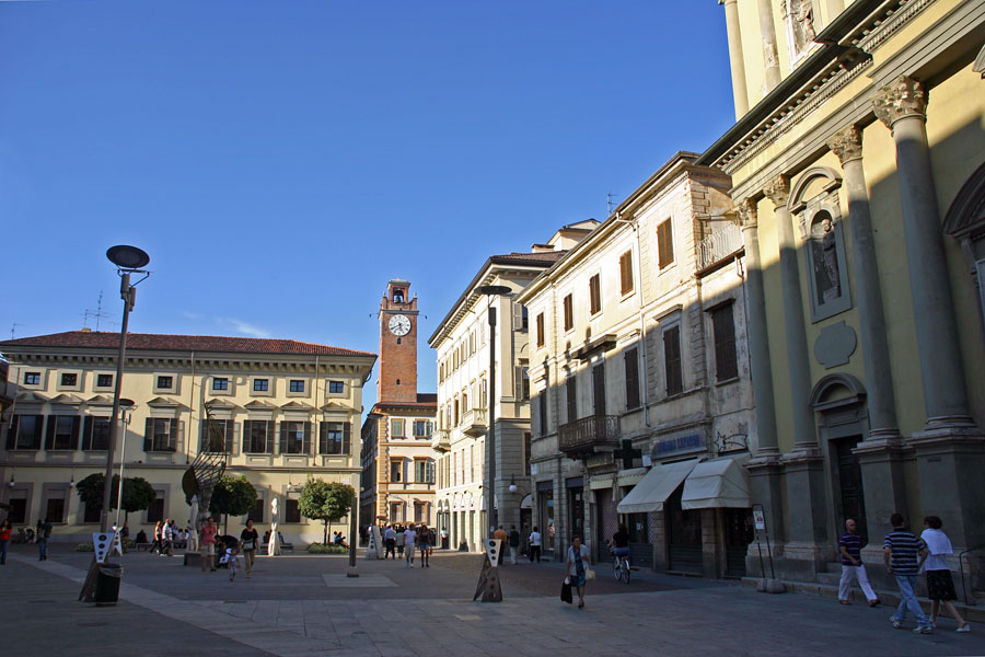 Novara – Piazza Gramsci – Grazie Italia – Business a tavola – Claudio Messina – foto di Alessandro Vecchi