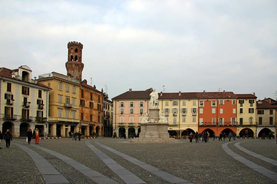Vercelli – Piazza Cavour – Grazie Italia – Business a tavola – Claudio Messina