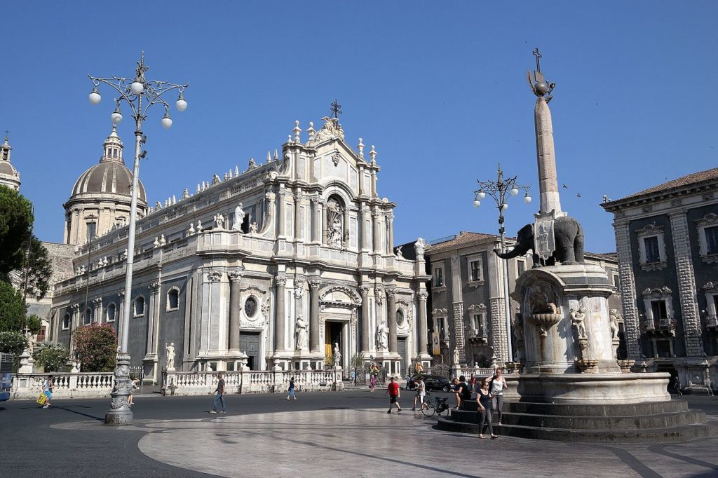 Catania – Piazza del Duomo – Grazie Italia – Business a tavola – Claudio Messina