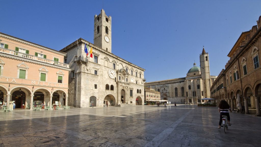 Ascoli Piceno – Piazza del Popolo – Grazie Italia – Business a tavola – Claudio Messina